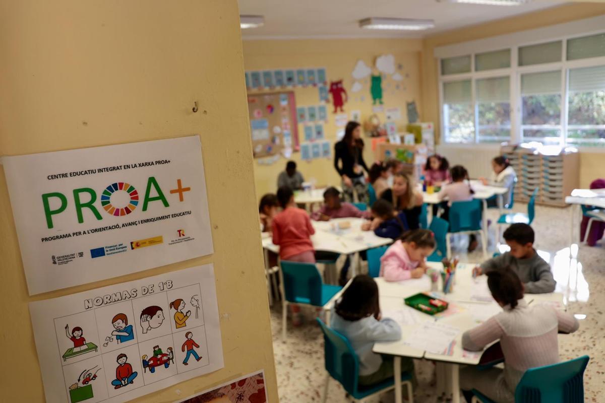 Una clase del colegio alicantino, con dos profesoras trabajando en el aula