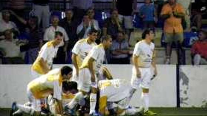 El Vélez se adelantó en su estadio frente al Marbella.