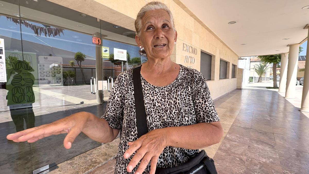 Antonia Gutiérrez a las puertas del Ayuntamiento de San Isidro