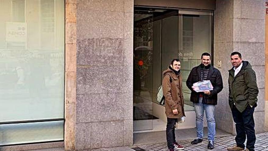 Josep Olivet, Ceo de Fribracat, ahir davant de la futura oficina.