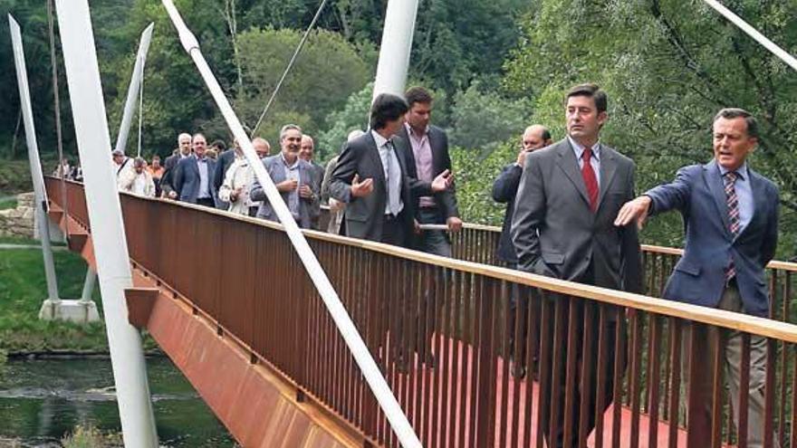 Las autoridades, con Hernández y Samuel Juárez a la cabeza, cruzando la pasarela de Ximonde.  // Bernabé/Suso Redondo