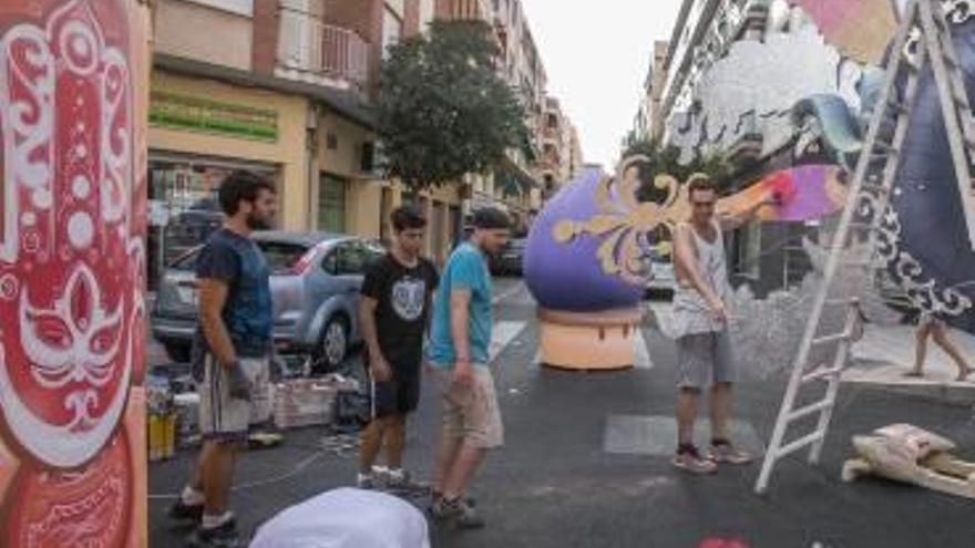 Los festeros dan la bienvenida a sus monumentos fogueriles