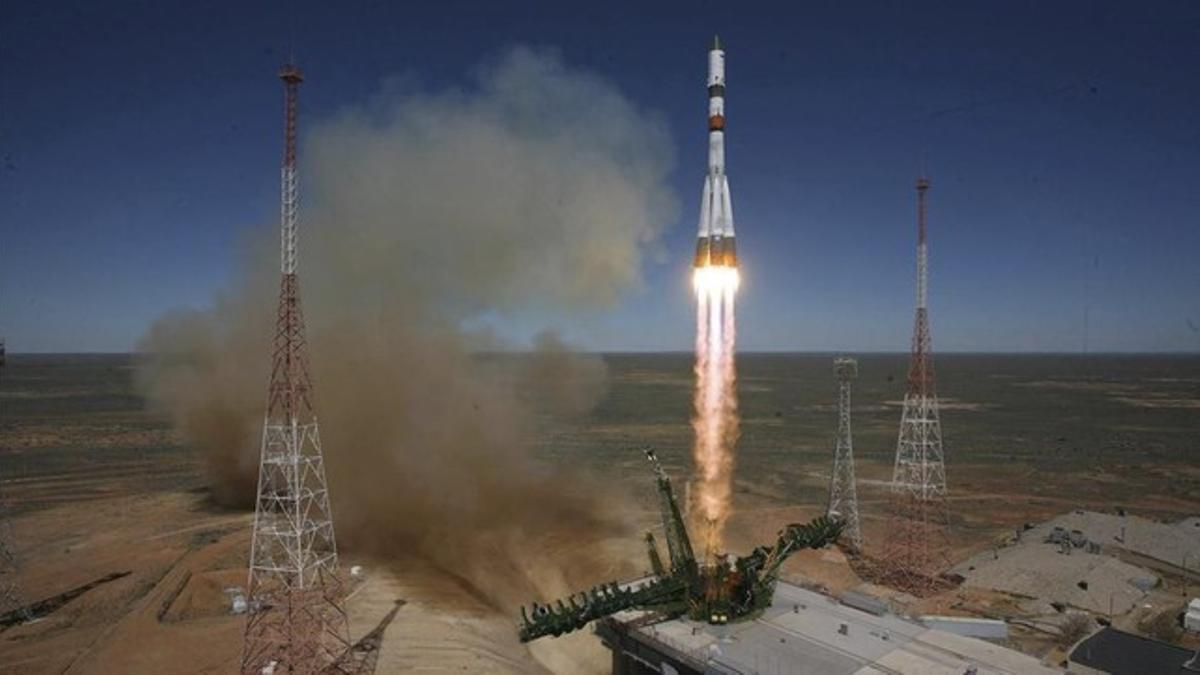 El cohete con el 'Progress M-27M', este martes, al despegar de Baikonur (Kazajstán).