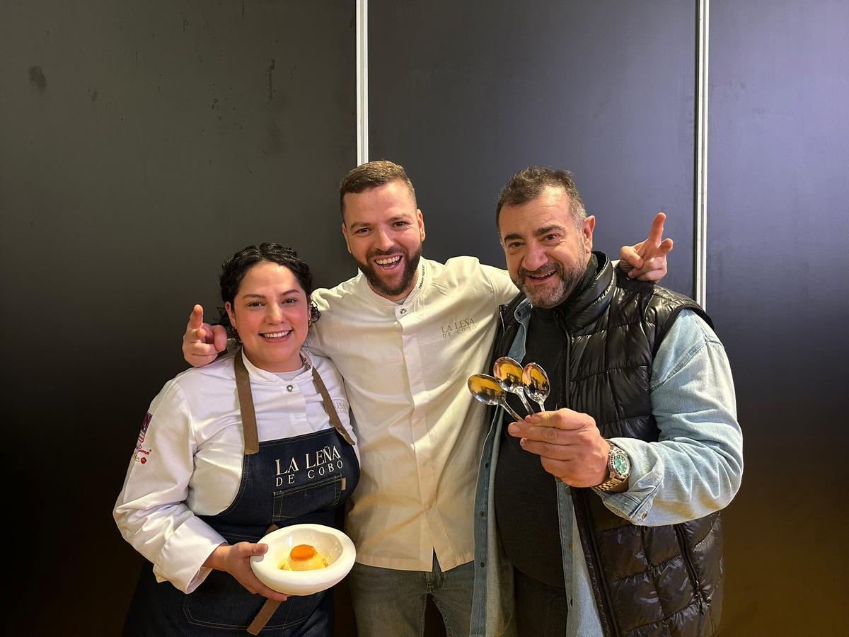 Sergio Fernández es un cocinero multifacético junto con su equipo de La Leña de Cobo.