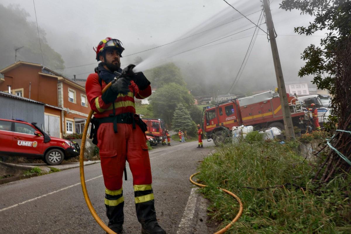 La UME se prepara en Valdés y Tineo para los incendios del verano