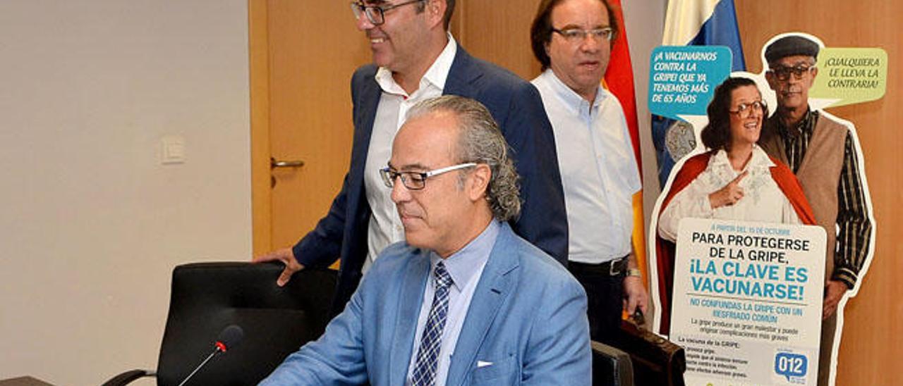 El director de Salud Pública, Ricardo Redondas, el consejero de Sanidad, Jesús Morera (sentado), y el jefe de Epidemiología, Amós Rojas (atrás), ayer, durante la presentación de la campaña de vacunación contra la gripe 2015 - 2016.