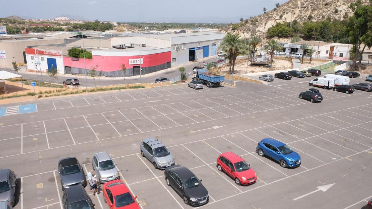 Zona en la que se instala el mercadillo semanal en el polígono de Santa Ana de Guardamar del Segura