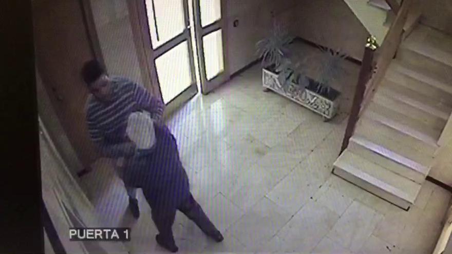 Así agredieron a un anciano para robarle la pensión en un portal en Alicante