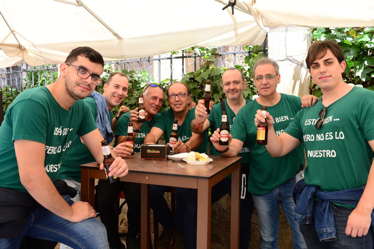 Compañeros de la hermandad de la Pasión, en las cañas de la feria de Plasencia.