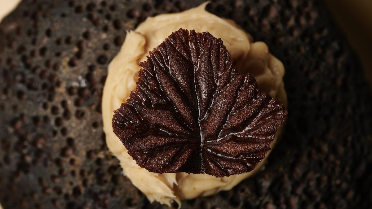 La hoja de algarroba con boletus de Les Cols.