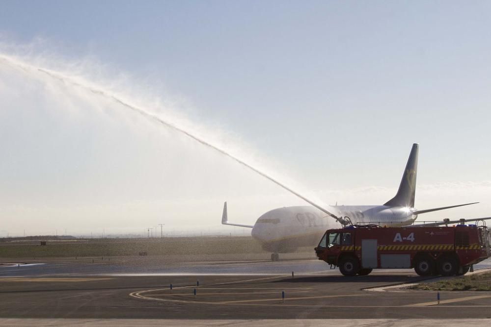 Llegada del primer avión al aeropuerto de Corvera