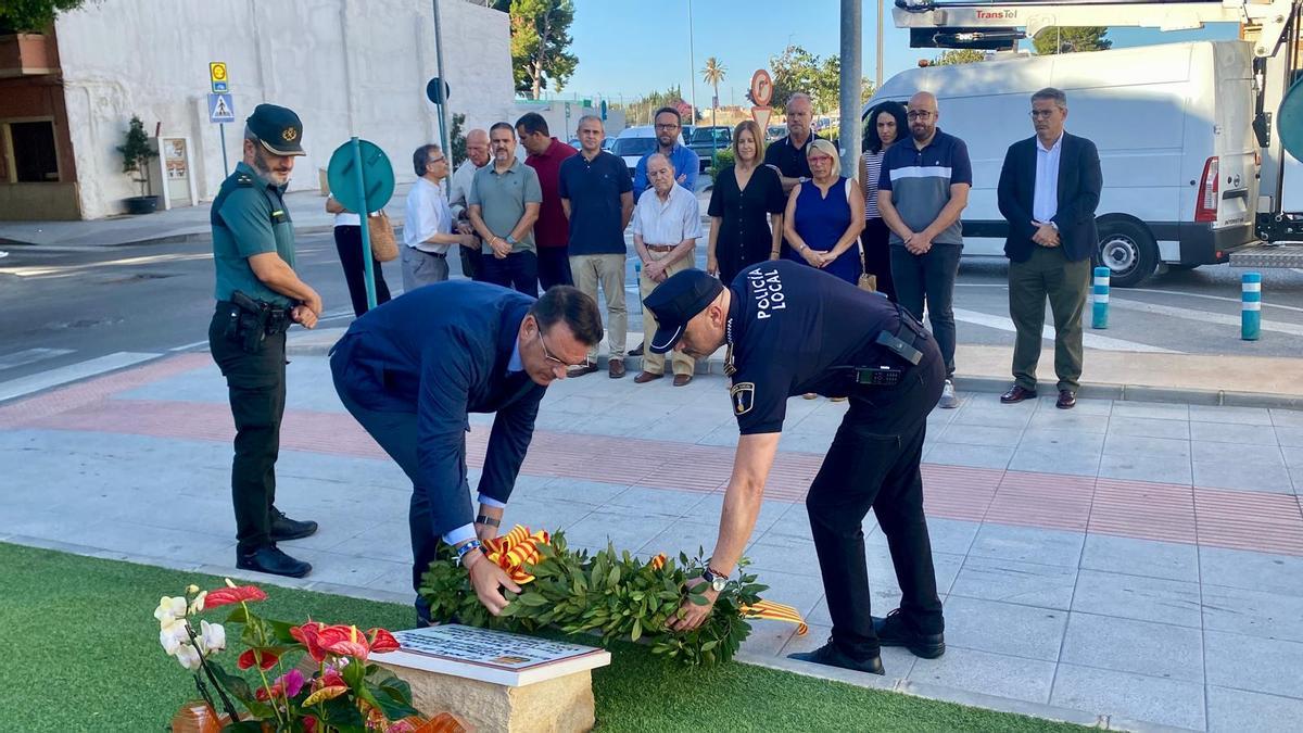 El alcalde, acompañado de la Policía Local y Guardia Civil, deposita una corona de flores