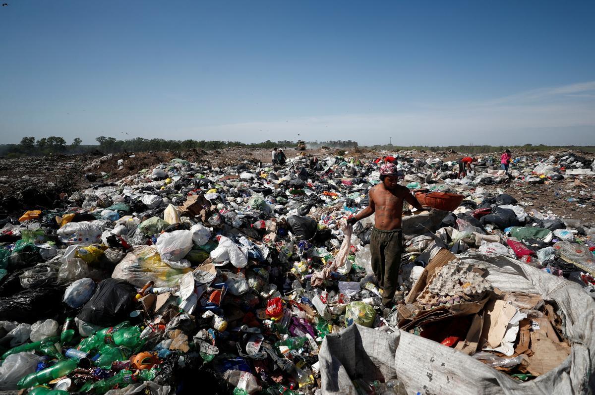 Recicladores de basura revisan montones de desechos en un vertedero de cartón, plástico y metal, que venden en turnos de 12 horas, mientras Argentina enfrenta una de las tasas de inflación más altas del mundo, que superará el 100 % este año, en Luján, el las afueras de Buenos Aires, Argentina 5 de octubre de 2022.