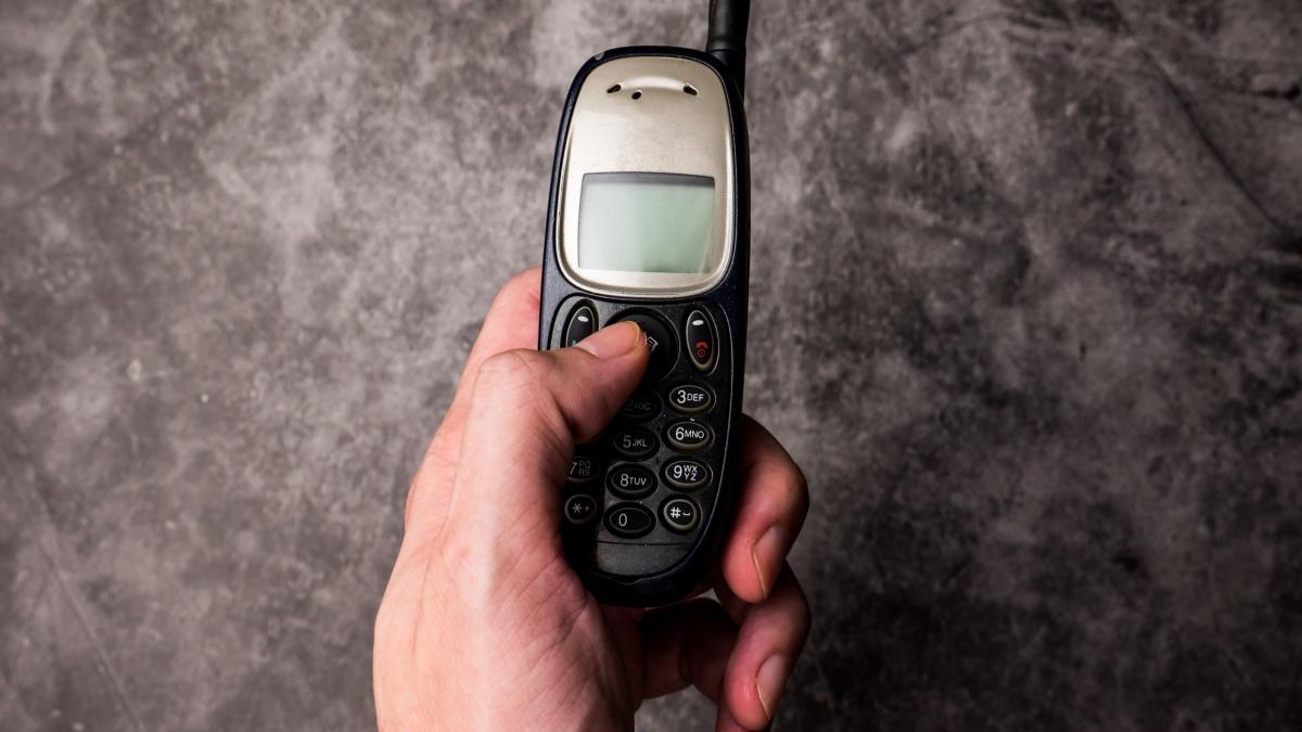 Si guardas antiguos teléfonos móviles, podrías ganar mucho dinero.