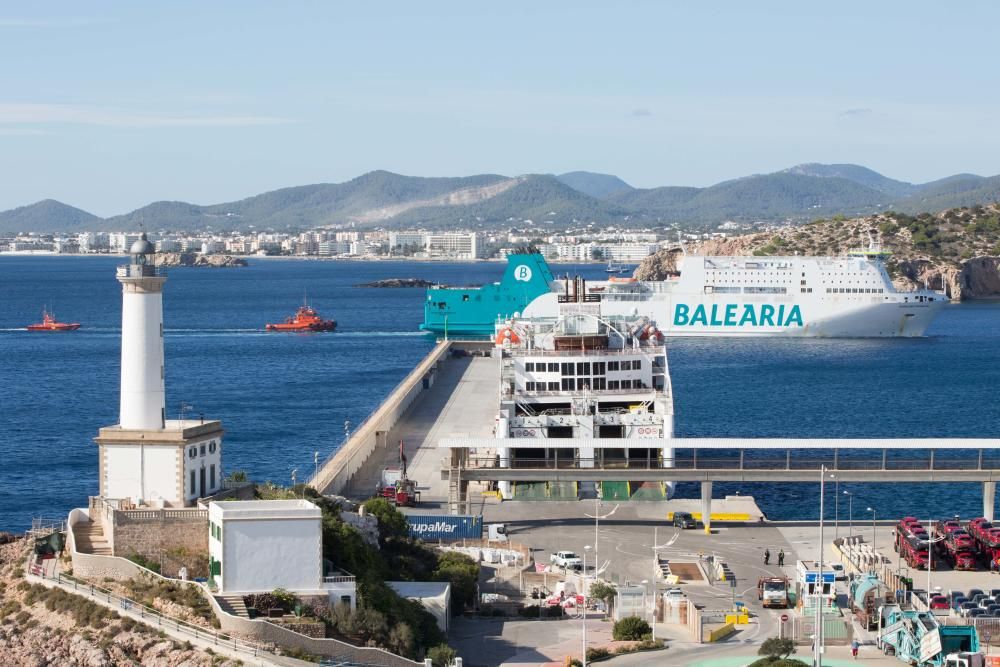 El barco atracó en el puerto Ibiza en torno a las 11.25.