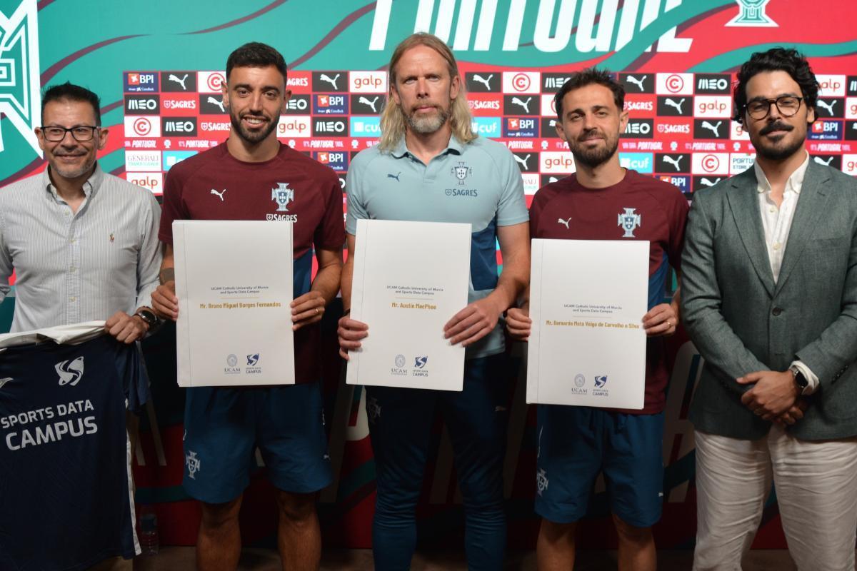 Bruno Fernandes (I) y Bernardo Silva (ambos de rojo y azul) sostienen sus reconocimientos.