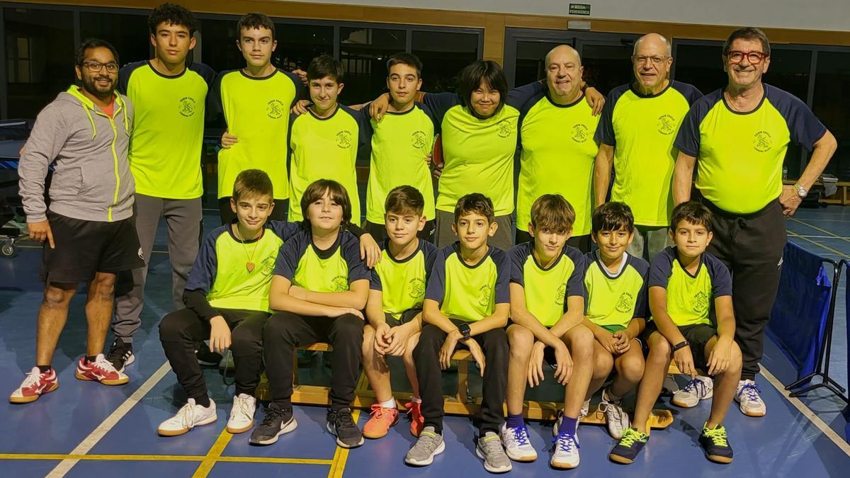 Técnicos y alumnado de la Escuela del Corriol Oliva Tennis Taula