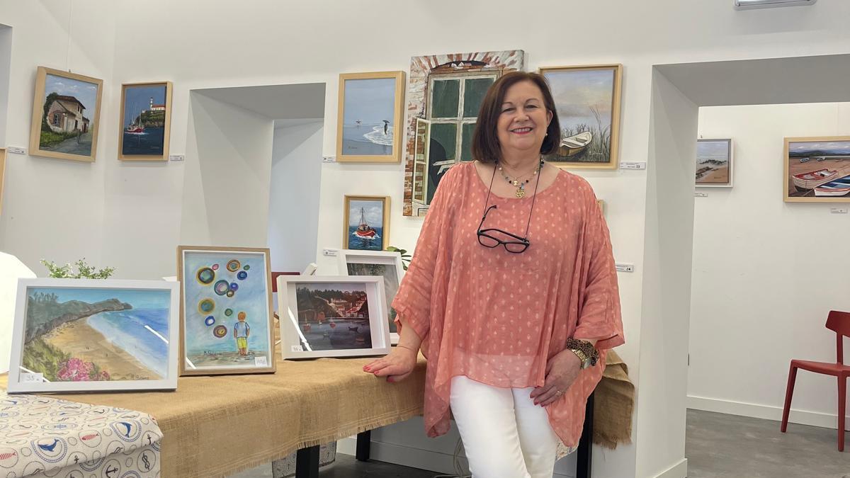 Marga González en la Casa de las Tres Culturas de Cudillero, con parte de su obra.