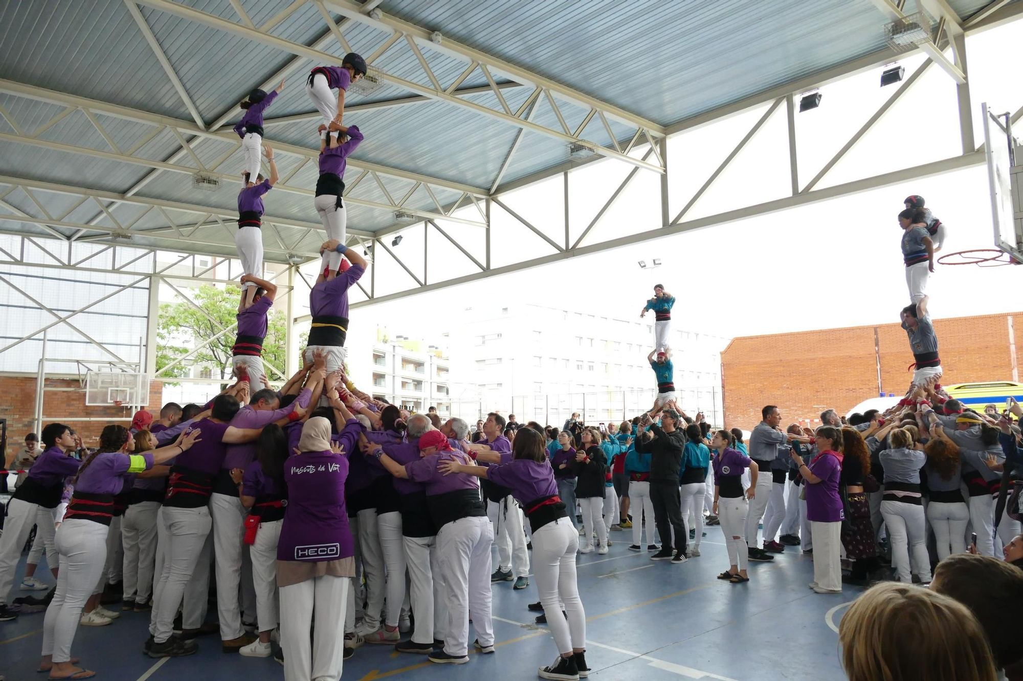 Figueres celebra la Diada Castellera de Santa Creu a resguard de la pluja