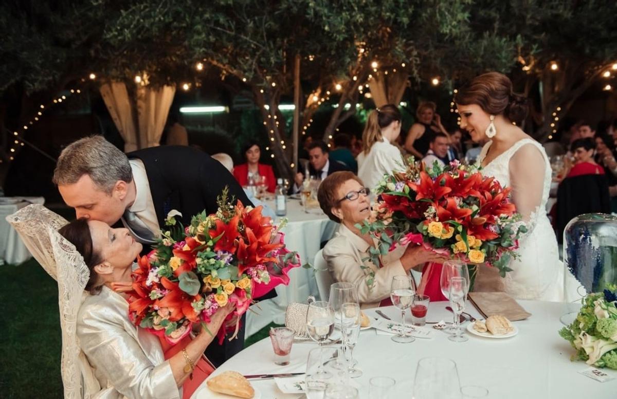 La madre de la novia, la invitada más elegante con vestido abotonado con  aplicaciones de flores de almendro