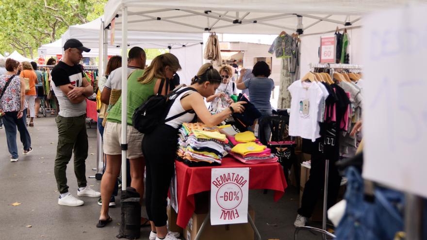 La liquidació d&#039;estocs al carrer de Manresa arriba abans per fer més calaix aprofitant que la gent ha cobrat