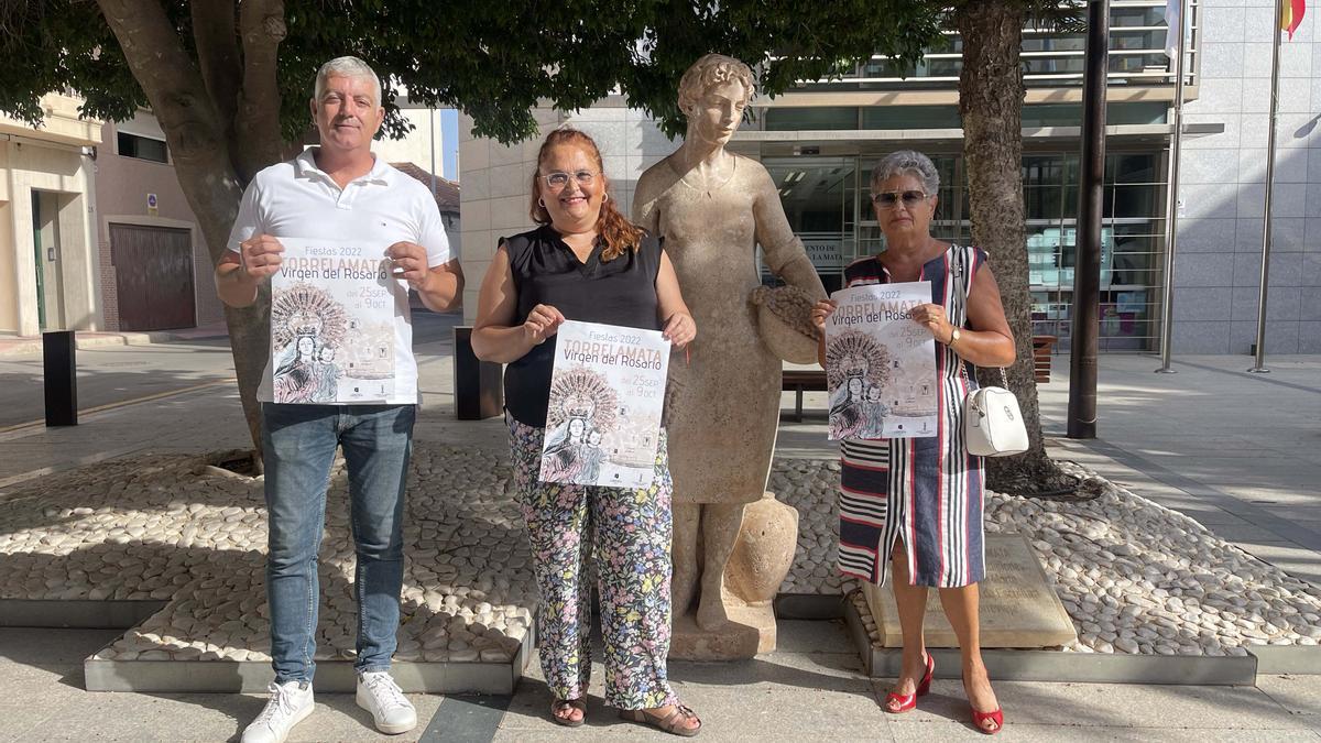 Presentación de la programación de Fiestas de La Mata por parte de los concejales Antonio Vidal , Concha Sala y la representante de la cofradía de Nuestra Señora del Rosario