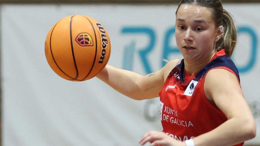 Josefina Zeballos entra a canasta ante Manresa. | Iago López