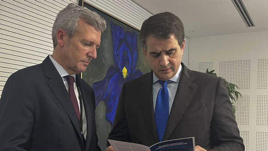 Rueda, ayer con el vicepresidente de la CE responsable de Cohesión, Raffaele Fitto. | Sara Morato