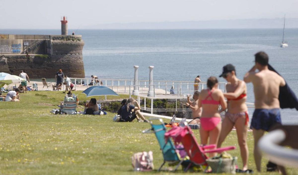 Los asturianos invaden las playas con las elevadas temperaturas 