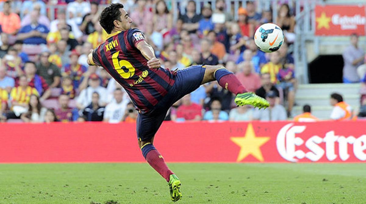 Xavi remata una pilota en el partit contra el Llevant. Xavi remata una pilota en el partit contra el Llevant.