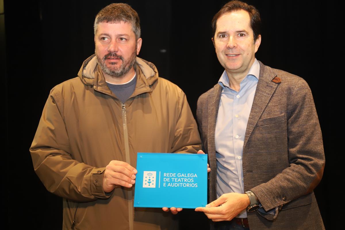 O alcalde de Outes, Francisco Calo, co director da Axencia Galega das Industrias Culturais, Jacobo Sutil, suxeitando a placa que identifica o auditorio como escenario da Rede.