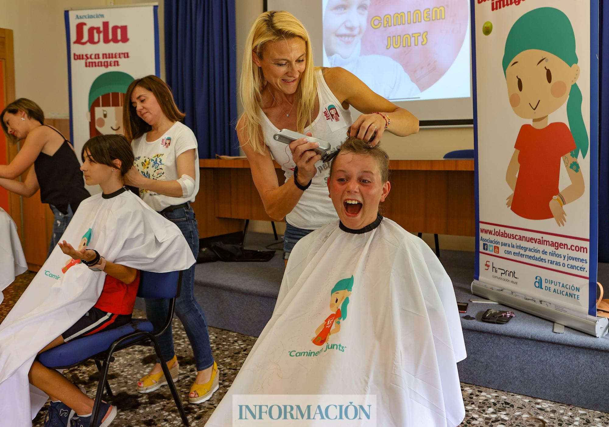 Cortes de pelo solidarios contra el cáncer en un colegio de Alcoy