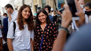 Anne Hidalgo (derecha), junto a una seguidora en París.