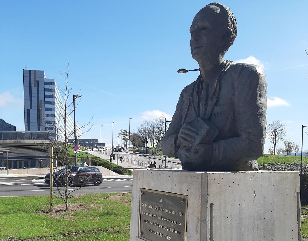 El busto de Jaime Martínez en el HUCA.