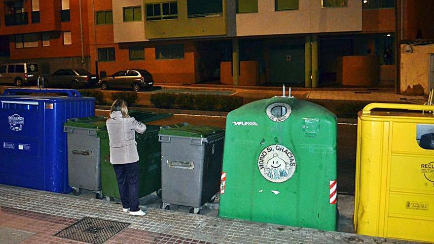 ¡Qué escándalo cuando bajo la basura a la caída de la tarde!