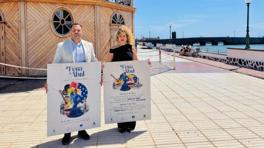 Yonathan de León y Eli Merino posan con el cartel de la III Feria de Abril Ciudad de Arrecife, ayer.