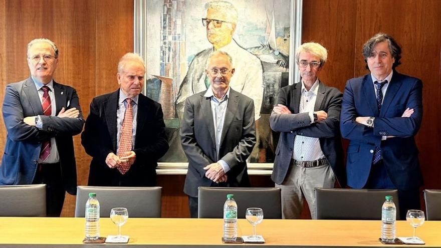 De izquierda a derecha, los doctores Francisco Blanco, Eloy Fernández Corral, Ángel Carracedo, Gonzalo Peña Pérez y Ángel Concha, ayer, en el Hospital San Rafael, en A Coruña. | L. O.