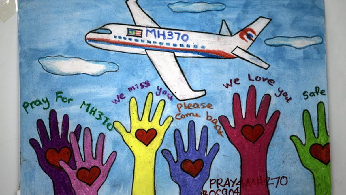 Un dibujo en apoyo a los pasajeros del avión de Malaysia Airlines, este martes en el aeropuerto de Kuala Lumpur.