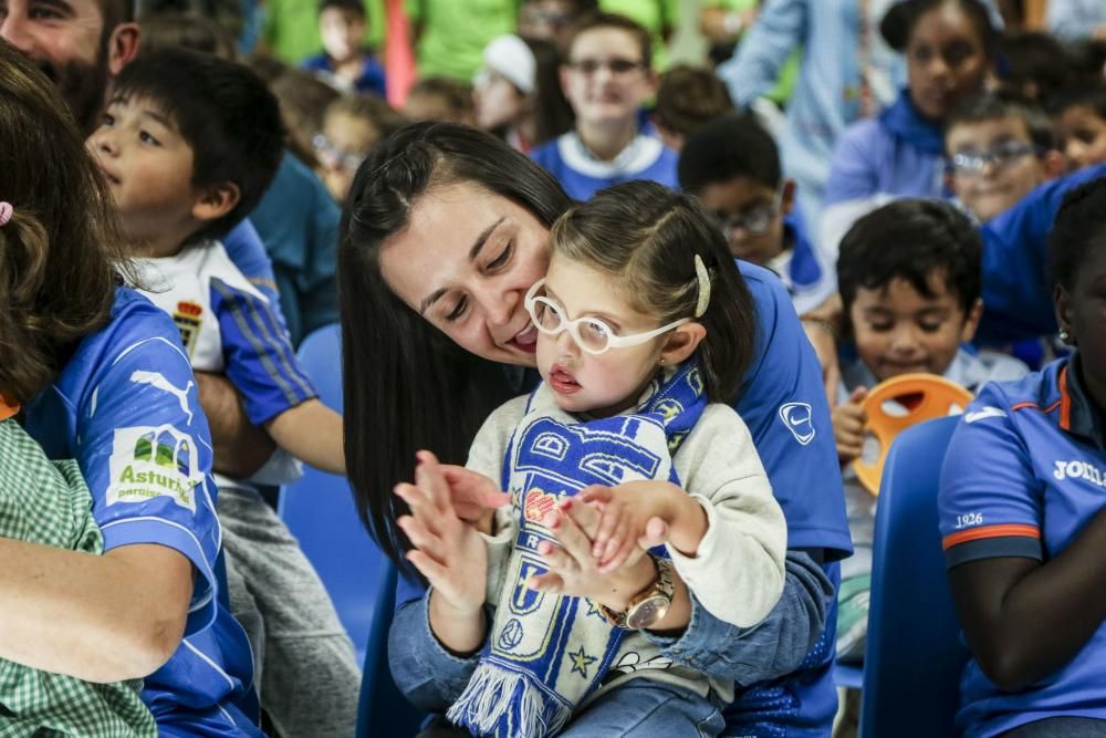 Los jugadores del Real Oviedo Valera y Vila visitan el colegio de educación especial de Latores