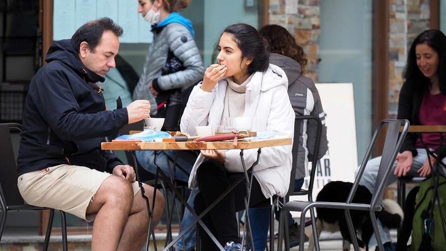 Clients esmorzant en una terrassa de Puigcerdà el primer dia de fase 1