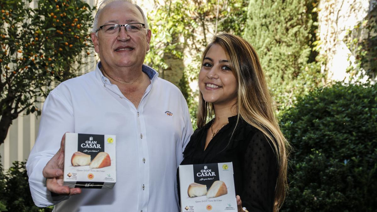 Mario Blasco y su hija muestran sendas Tortas Gran Casar.