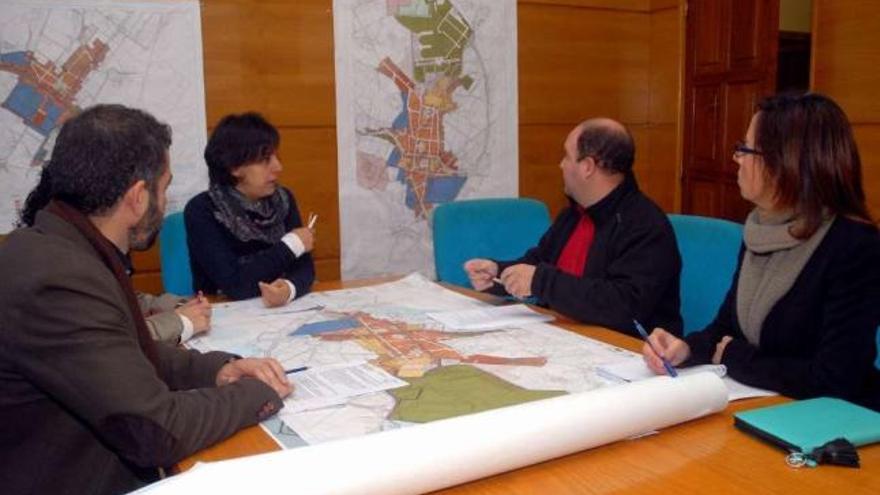 Técnicos de Eptisa, Fernández Pena, Da Torre y López Arines, ayer, durante la reunión.  // Bernabé/Javier Lalín