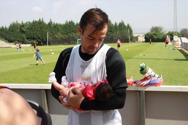 Aficionados animan al Córdoba en el último entrenamiento antes de Las Palmas