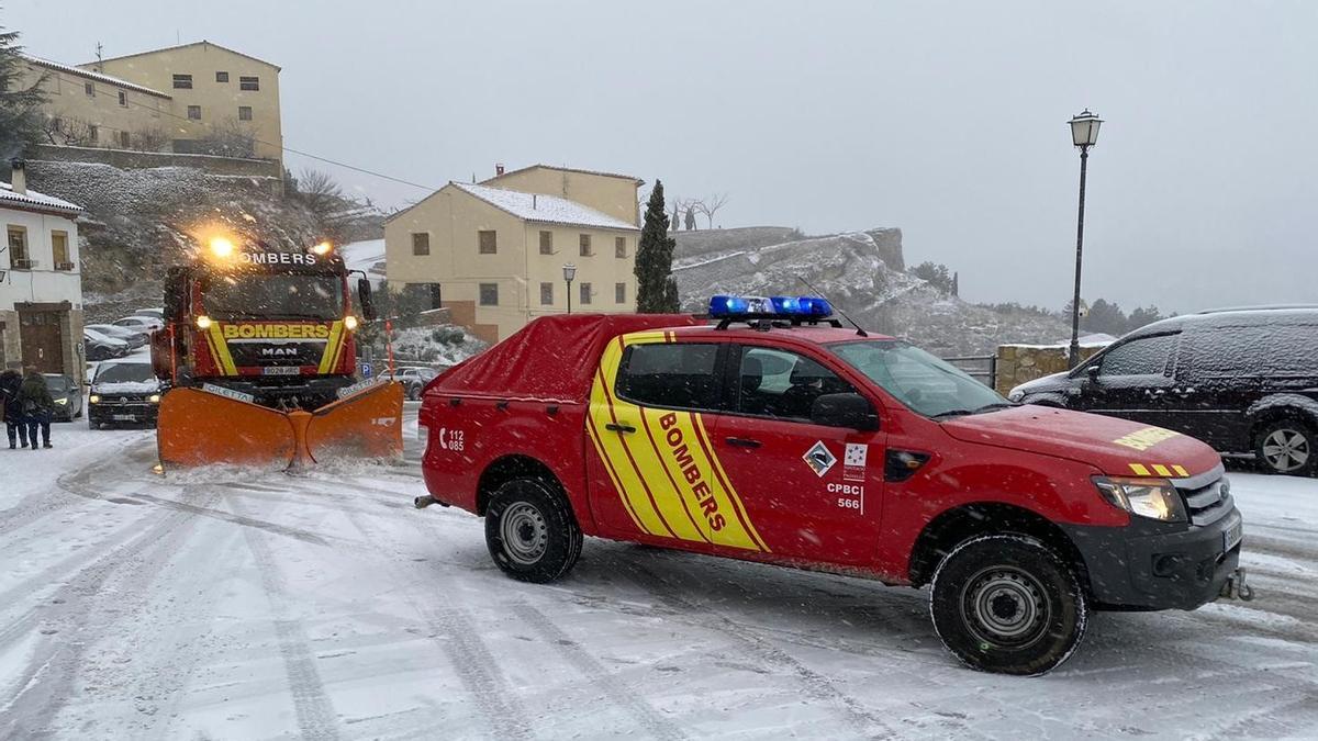 Imagen de archivo de una actuación de los bomberos castellonenses en el Coll de Ares durante el paso de la tormenta ‘Filomena’.