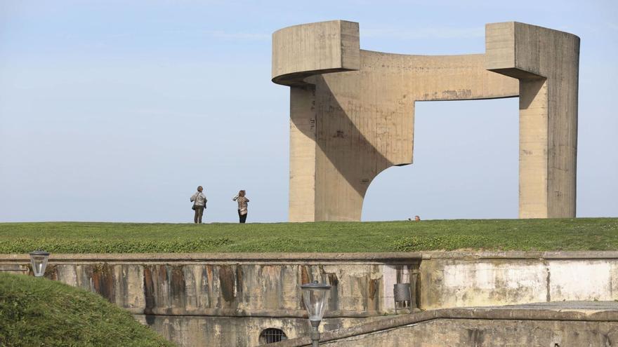 El «Elogio del Horizonte», de Eduardo Chillida, en lo más alto del Cerro  de Santa Catalina. | Pablo Solares