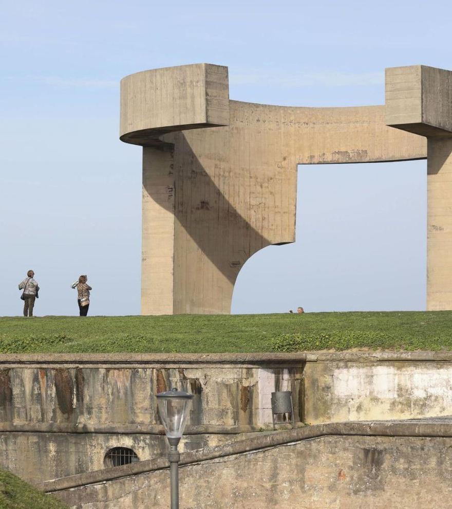 El «Elogio del Horizonte», de Eduardo Chillida, en lo más alto del Cerro  de Santa Catalina. | Pablo Solares