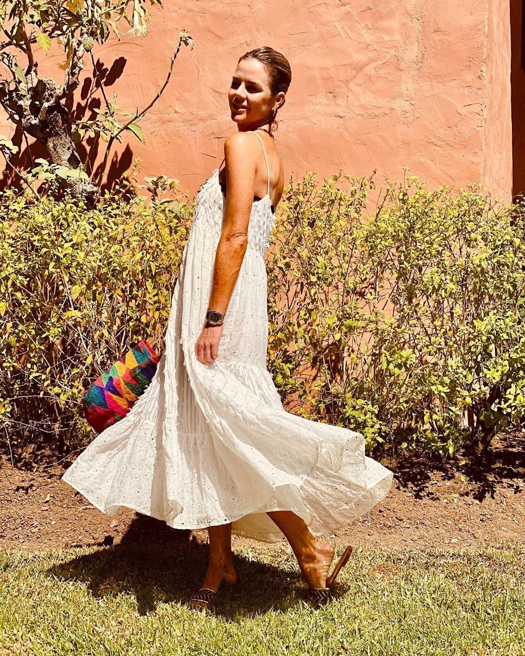 Amelia Bono con vestido largo blanco de Zara