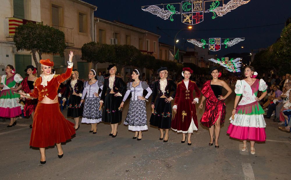 Los festeros tomaron ayer tarde el centro de Agost con una fastuosa Entrada Cristiana que llenó de música y fiesta las calles.