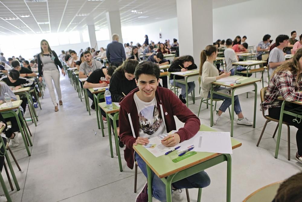 Alumnos se examinan de la PAU en Gijón