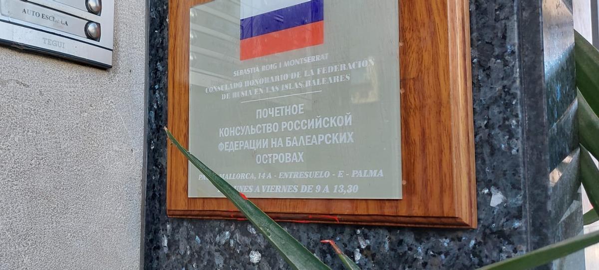Restos de pintura roja en la placa del consulado ruso en Palma.